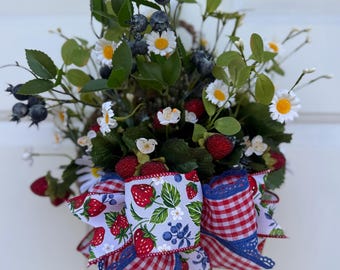 Decorazione da appendere alla porta con cestino di frutti di bosco estivi, fragole, mirtilli e margherite.