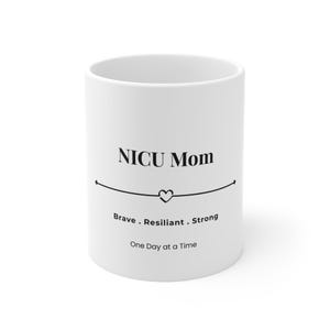 Könnte beinhalten: Weißer Keramikbecher mit dem Text "NICU Mom" in Schwarz, über einer Linie mit einem Herzsymbol. Unter der Linie stehen die Worte "Brave. Resilient. Strong" und "One Day at a Time".