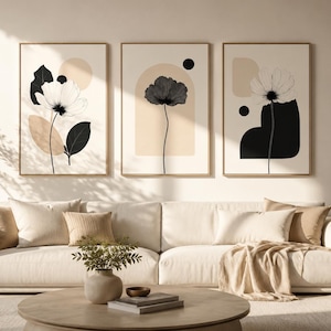 Könnte beinhalten: Ein Set aus drei gerahmten Wandbildern mit botanischen Blumenillustrationen und geometrischen Formen in Schwarz, Weiß und Beige. Jeder rechteckige Druck zeigt einen einzelnen Blumenstiel vor einem neutralen Hintergrund mit abstrakten Formen.