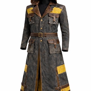 Może przedstawiać: Długi płaszcz z kapturem z postarzanego szarego i brązowego skóry z żółtymi akcentami. Płaszcz posiada liczne kieszenie, pasek i detale z klamrami. Projekt ma estetykę vintage i postapokaliptyczną.