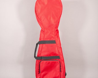 Puede incluir: Una funda roja brillante para ukelele con un asa negra y un bolsillo frontal. La funda está hecha de un material duradero y resistente al agua, diseñado para proteger un ukelele durante el transporte.