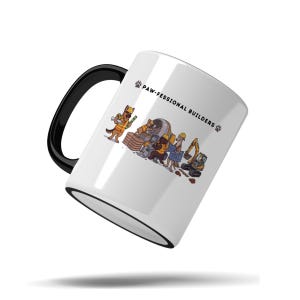 Puede incluir: Taza de cerámica blanca con asa y borde negros. La taza presenta una ilustración de dibujos animados de perros como trabajadores de la construcción, con el texto "PAW-FESSIONAL BUILDERS".