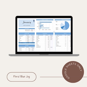 Puede incluir: Una computadora portátil muestra una hoja de cálculo de presupuesto azul y blanco para enero. La hoja de cálculo incluye secciones para el flujo de caja, los ingresos y los gastos, con gráficos. El texto "Floral Blue Jay" está debajo, y "Google Sheets Only" en un círculo marrón.