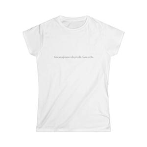 Può includere: T-shirt bianco con scollo tondo. Il testo italiano "Sono un'opzione solo per chi è una scelta" è stampato sul davanti con un carattere semplice. La maglietta è realizzata in un materiale morbido e leggero.