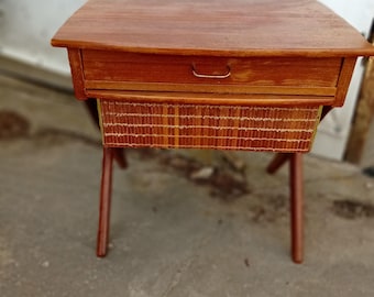 チーク材のベッドサイドテーブル