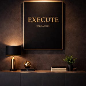Puede incluir: Un cuadro negro enmarcado con la palabra "EXECUTE" en letras doradas, con la frase "TAKE ACTION" debajo. Una lámpara dorada, una esfera dorada y una pequeña planta en maceta se encuentran sobre un mueble de madera oscura.