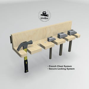 Può includere: Un porta attrezzi in legno con un martello e diversi oggetti metallici. Il supporto ha una finitura in legno chiaro ed è progettato per contenere attrezzi. Il martello ha un manico nero e giallo. Il testo sull'immagine dice "French Cleat System" e "Secure Locking System."
