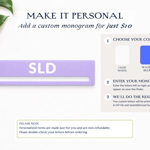 Op de afbeelding: Een lichtpaars rechthoekig item met de letters "SLD" in wit. De afbeelding bevat instructies voor een aangepast monogram, met kleuropties van helder wit en waterblauw. De tekst luidt "MAKE IT PERSONAL" en "Add a custom monogram".