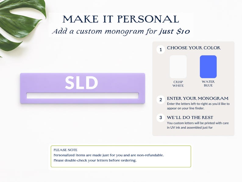 Op de afbeelding: Een lichtpaars rechthoekig item met de letters "SLD" in wit. De afbeelding bevat instructies voor een aangepast monogram, met kleuropties van helder wit en waterblauw. De tekst luidt "MAKE IT PERSONAL" en "Add a custom monogram".