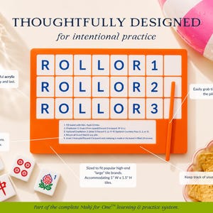 Peut inclure: Un tableau d'entra&icirc;nement de Mahjong en acrylique orange avec le mot "ROLLOR" et les chiffres 1, 2 et 3. Le tableau est con&ccedil;u pour s'adapter aux grandes tuiles, avec des instructions claires et un accent sur la pratique intentionnelle. Comprend des tuiles et un gonflable rose et blanc.