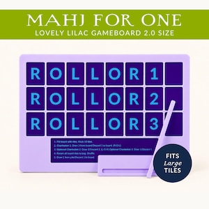 Op de afbeelding: Een lila Mahjong-bord met de tekst "ROLLOR 1, ROLLOR 2, ROLLOR 3" in blauw. Het bord bevat een bijpassende lila tegeltrekker en een klein instructiegedeelte. De tekst "MAHJ FOR ONE" staat bovenaan.