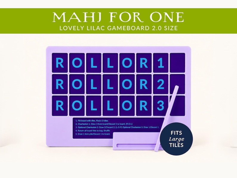 Op de afbeelding: Een lila Mahjong-bord met de tekst "ROLLOR 1, ROLLOR 2, ROLLOR 3" in blauw. Het bord bevat een bijpassende lila tegeltrekker en een klein instructiegedeelte. De tekst "MAHJ FOR ONE" staat bovenaan.