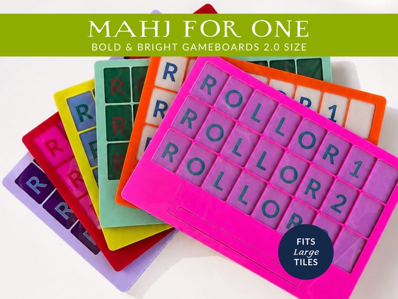 Peut inclure: Plusieurs plateaux de jeu color&eacute;s, dont rose, orange, vert, jaune, rouge et violet. Les plateaux comportent des tuiles lettr&eacute;es et le texte "ROLLOR", "1" et "2". Le texte "MAHJ FOR ONE" et "FITS Large TILES" est &eacute;galement visible.