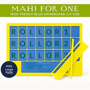 Op de afbeelding: Een gele Mahjong-speelbord met blauwe vierkanten en de woorden "ROLL OR 1", "ROLL OR 2" en "ROLL OR 3". De tekst "MAHJ FOR ONE" en "MOD FRENCH BLUE GAMEBOARD 2.0 SIZE" staan bovenaan. Een gele tegelhouder is inbegrepen.