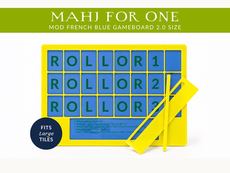 Op de afbeelding: Een gele Mahjong-speelbord met blauwe vierkanten en de woorden "ROLL OR 1", "ROLL OR 2" en "ROLL OR 3". De tekst "MAHJ FOR ONE" en "MOD FRENCH BLUE GAMEBOARD 2.0 SIZE" staan bovenaan. Een gele tegelhouder is inbegrepen.