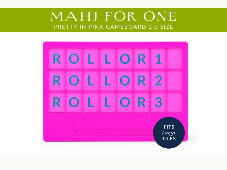 Op de afbeelding: Een felroze spelbord met de tekst "ROLLOR 1", "ROLLOR 2" en "ROLLOR 3" in blauw. Het spelbord heeft bovenaan de tekst "MAHJ FOR ONE" en "PRETTY IN PINK GAMEBOARD 2.0 SIZE". Een marineblauwe cirkel met de tekst "FITS Large TILES" staat onderaan.