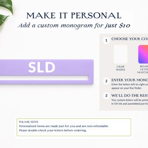 Peut inclure: Un objet rectangulaire violet clair avec les lettres "SLD" en blanc. L'image comprend le texte "MAKE IT PERSONAL" et "Add a custom monogram for just $10". Il y a des options de couleur et des instructions pour entrer un monogramme.