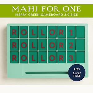 Op de afbeelding: Een mintgroen Mahjong-spelbord met rode letters die "ROLL OR 1, ROLL OR 2, ROLL OR 3" luiden. De tekst "MAHJ FOR ONE" en "MERRY GREEN GAMEBOARD 2.0 SIZE" staan bovenaan. Een cirkelvormige badge zegt "FITS Large TILES".