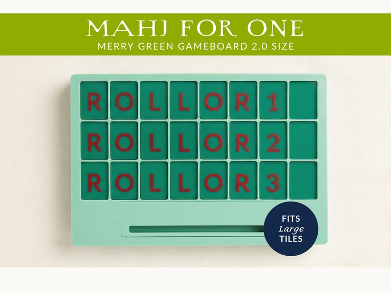 Op de afbeelding: Een mintgroen Mahjong-spelbord met rode letters die "ROLL OR 1, ROLL OR 2, ROLL OR 3" luiden. De tekst "MAHJ FOR ONE" en "MERRY GREEN GAMEBOARD 2.0 SIZE" staan bovenaan. Een cirkelvormige badge zegt "FITS Large TILES".