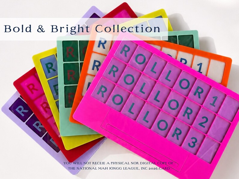 Op de afbeelding: Een verzameling kleurrijke Mah Jongg kaarthouders in verschillende kleuren, waaronder roze, rood, groen en geel. Elke houder heeft een raster met het woord "ROLLOR" en cijfers. De tekst "Bold & Bright Collection" is zichtbaar.