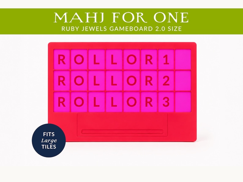 Op de afbeelding: Een rood Mahjong-bord met roze vierkanten met de tekst "ROLL OR 1", "ROLL OR 2" en "ROLL OR 3". De tekst "MAHJ FOR ONE" en "RUBY JEWELS GAMEBOARD 2.0 SIZE" staan bovenaan. Een blauwe cirkel leest "FITS Large TILES".