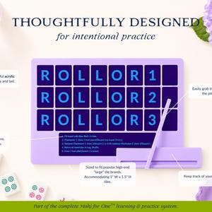 Op de afbeelding: Een paars Mahjong oefenbord met het woord "ROLLOR" en de cijfers 1, 2 en 3 in blauw. Het bord is ontworpen voor intentionele oefening en is geschikt voor tegels van 2,5 cm B x 3,8 cm H. De tekst "THOUGHTFULLY DESIGNED" staat bovenaan.