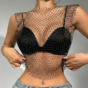 Puede incluir: Un letrero de madera hecho a mano con el texto "Welcome to our home" en un estilo manuscrito. El letrero está pintado de blanco con un marco de madera teñida oscura. El letrero mide 30 cm de ancho y 20 cm de alto.