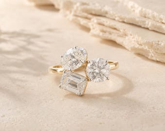 Pierścionek z 14-karatowego żółtego złota z trzema kamieniami Menage-a-Trois o masie 5,5 ct, laboratoryjnie hodowanymi diamentami, certyfikat IGI