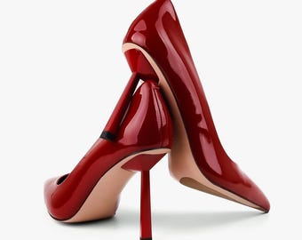 Décolleté a punta con tacco a spillo: Pelle color crema classica, camoscio, vernice rossa