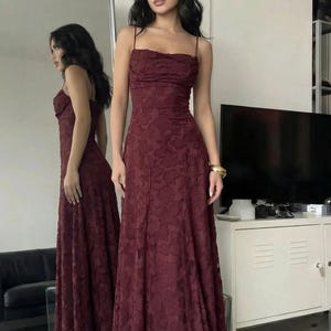 Bordeauxrode kanten maxi-jurk, avondjurk met col en zonder rug