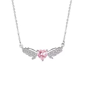 Może przedstawiać: Srebrny naszyjnik z r&oacute;żową zawieszką w kształcie serca i skrzydłami wysadzanymi kryształami. Zawieszka wisi na delikatnym łańcuszku, tworząc romantyczny i elegancki dodatek. Naszyjnik jest na białym tle.