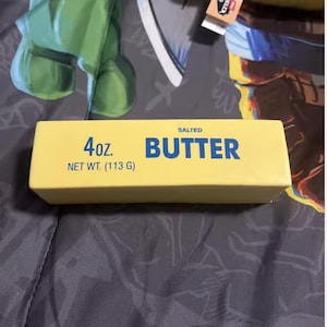 Puede incluir: Un paquete amarillo de mantequilla salada con la palabra "BUTTER" en azul. El envase indica un peso neto de 113 g (4 oz).