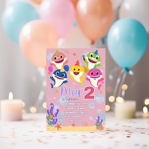 Puede incluir: Una invitación de cumpleaños rosa con tiburones de dibujos animados con gorros de fiesta y globos. La invitación dice "Mia cumple 2" con detalles del evento. Globos de colores pastel y una vela en el fondo.