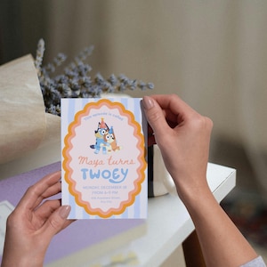 Puede incluir: Una invitación de cumpleaños con una ilustración de dibujos animados de dos personajes. La invitación tiene un borde festoneado rosa y naranja con el texto "Maya turns TWOEY" y detalles del evento. El fondo tiene rayas verticales azules y blancas.