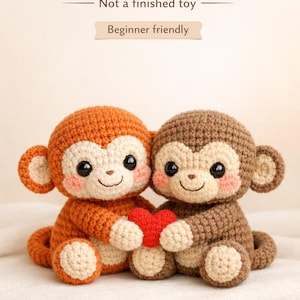 Pode incluir: Dois macacos de crochê, um laranja e outro marrom, segurando um coração vermelho. Os brinquedos têm rostos e orelhas brancas, com olhos pretos e bochechas rosadas. O texto no topo diz "PDF PATTERN" e "Not a finished toy".