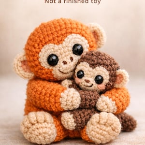 Pode incluir: Um padrão de crochê de macaco com o texto "PDF PATTERN" e "Not a finished toy". A imagem mostra um macaco laranja maior abraçando um macaco marrom menor. Ambos têm olhos grandes e pretos e detalhes bege.
