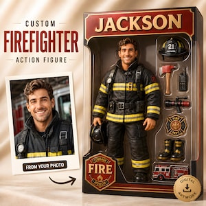 Puede incluir: Figura de acción de bombero personalizada en una caja de presentación. La figura lleva un uniforme negro con rayas amarillas y sostiene un casco. La caja incluye accesorios como un casco, un hacha, una radio y un camión de bomberos. El texto en la caja dice "JACKSON" y "CUSTOM FIREFIGHTER ACTION FIGURE".