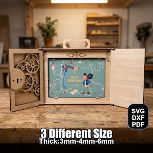 Peut inclure: Une boîte à histoires en bois avec une poignée, ouverte pour révéler une illustration colorée. La boîte a un design décoratif et un panneau latéral avec des engrenages. Le texte "HELLO STORY BOOX" est visible. La boîte est disponible en 3 tailles différentes.
