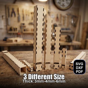 Puede incluir: Cajas de madera cortadas con láser de varios tamaños, con un diseño ranurado para el montaje. Las cajas son de madera clara y se muestran sobre una superficie de madera. El texto de la imagen dice "3 Different Size Thick: 3mm-4mm-6mm".