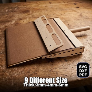 Könnte beinhalten: Ein hellbraunes Holzhandwerkzeug mit Griff und Scharnierdesign. Das Werkzeug hat eine rechteckige Basis und ein separates Holzstück mit drei Aussparungen. Der Text auf dem Bild lautet "9 Different Size Thick: 3mm-4mm-6mm".