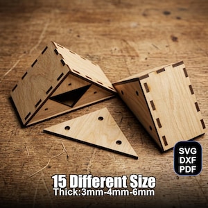 Pode incluir: Caixas geométricas de madeira em forma de pirâmide com base triangular e peça triangular separada. As caixas são castanho-claras com detalhes em castanho-escuro. O texto na imagem diz "15 Different Size Thick:3mm-4mm-6mm".