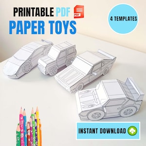 Könnte beinhalten: Vier weiße Papierspielzeug-Autovorlagen. Das Bild enthält den Text "PRINTABLE PDF PAPER TOYS" und "4 TEMPLATES" in einem blauen Kreis. Die Worte "INSTANT DOWNLOAD" sind ebenfalls sichtbar. Ein Satz Buntstifte befindet sich im Vordergrund.