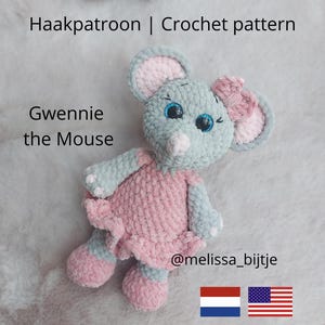Op de afbeelding: Een gehaakt pluche muisje genaamd Gwennie met lichtgrijze vacht, een roze jurkje en een roze strikje op het hoofd. De afbeelding bevat de tekst Haakpatroon | Crochet pattern, Gwennie the Mouse, @melissa_bijtje en de Nederlandse en Amerikaanse vlag.
