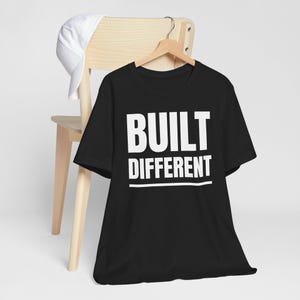Anderes Abschlag T-Shirt | Auffälliges, grafisches Typografie Shirt