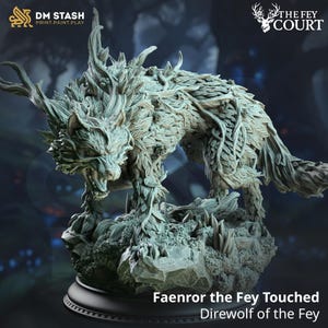 Peut inclure: Une sculpture détaillée, vert pâle, d'un loup-garou, ornée de feuilles et de vignes, avec le texte "Faenror the Fey Touched Direwolf of the Fey". La sculpture a une expression féroce et est posée sur un socle rocheux.