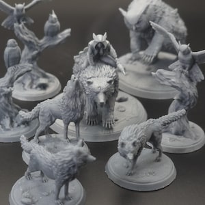 Peut inclure: Ensemble de figurines miniatures grises représentant divers animaux de la forêt, dont des loups, des ours et des hiboux. Certaines figurines sont montées sur des socles circulaires, et certaines ont une personne chevauchant un ours.