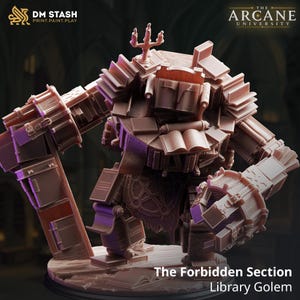 Peut inclure: Une figurine miniature brun clair représentant un golem composé de livres empilés, de parchemins et d'un candélabre. Le personnage présente un torse de volumes reliés, un bras en forme de livre et une base avec des livres éparpillés. Le texte indique The Forbidden Section Library Golem.