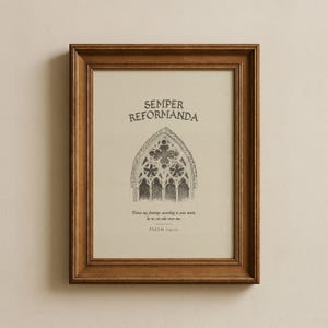 Peut inclure: Un cadre en bois marron contenant une impression. L'impression présente les mots "SEMPER REFORMANDA" au-dessus d'une illustration détaillée d'une fenêtre gothique. En dessous, une citation et le mot "PSALM".