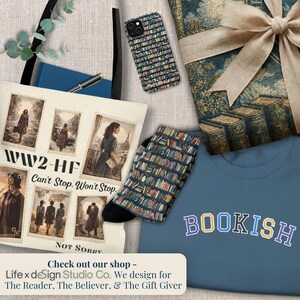 Pode incluir: Uma cole&ccedil;&atilde;o de itens incluindo uma sacola cor creme com impress&otilde;es fotogr&aacute;ficas vintage e o texto WW2-HF Can't Stop. Won't Stop. NOT SORRY., uma camiseta azul com a palavra BOOKISH, uma capa de celular e meias com padr&atilde;o de estante de livros.
