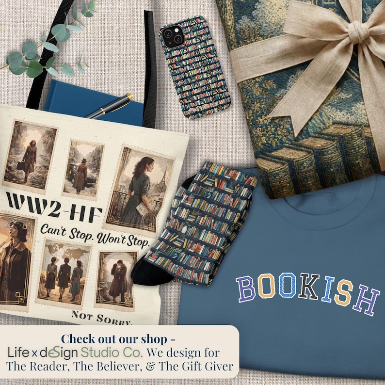 Pode incluir: Uma cole&ccedil;&atilde;o de itens incluindo uma sacola cor creme com impress&otilde;es fotogr&aacute;ficas vintage e o texto WW2-HF Can't Stop. Won't Stop. NOT SORRY., uma camiseta azul com a palavra BOOKISH, uma capa de celular e meias com padr&atilde;o de estante de livros.